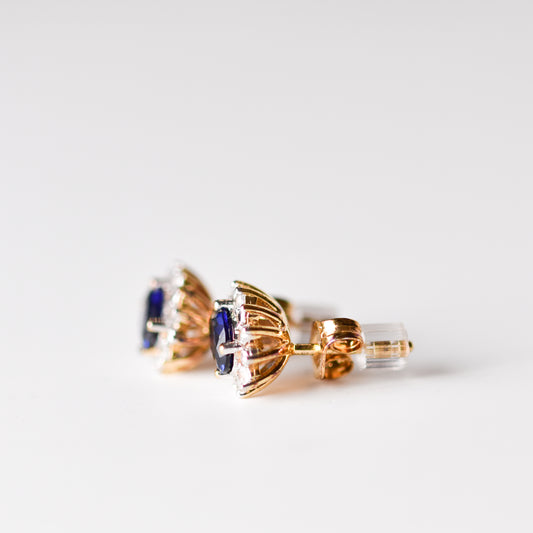 Aretes tipo stud con zafiro azul y zafiro blanco en plata con baño de oro