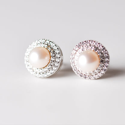 Aretes tipo stud con perla cultivada y halo de zafiros blancos creados en laboratorio