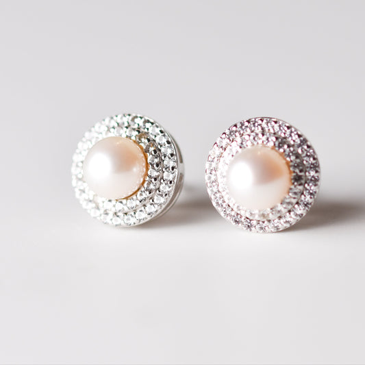 Aretes tipo stud con perla cultivada y halo de zafiros blancos creados en laboratorio