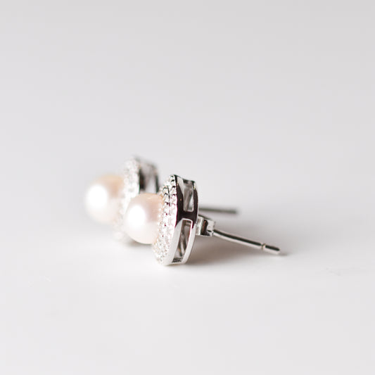 Aretes tipo stud con perla cultivada y halo de zafiros blancos creados en laboratorio
