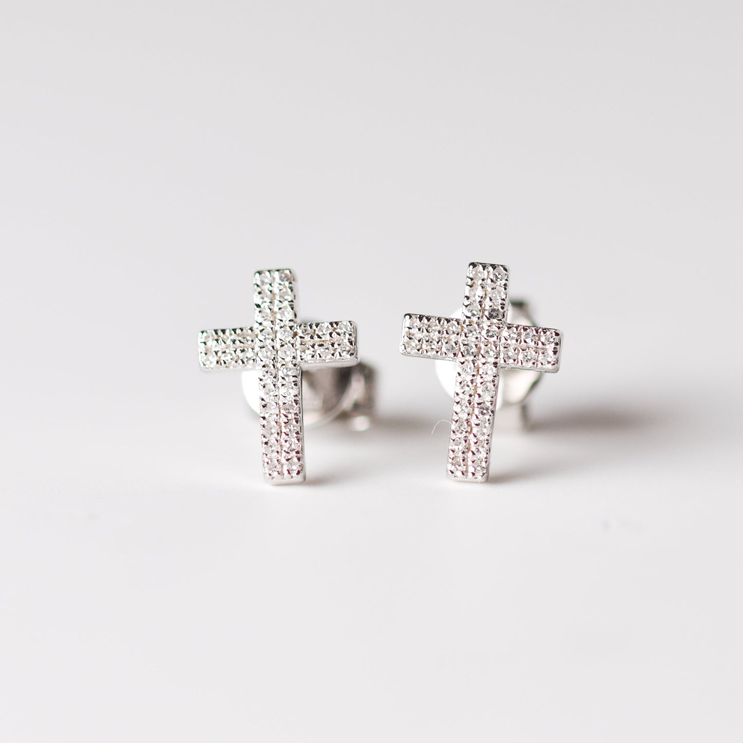 Aretes de cruz con diamantes naturales en plata