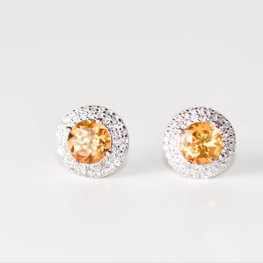 Aretes stud con citrino y halo de zafiros blancos creados en laboratorio
