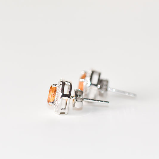 Aretes stud con citrino y halo de zafiros blancos creados en laboratorio