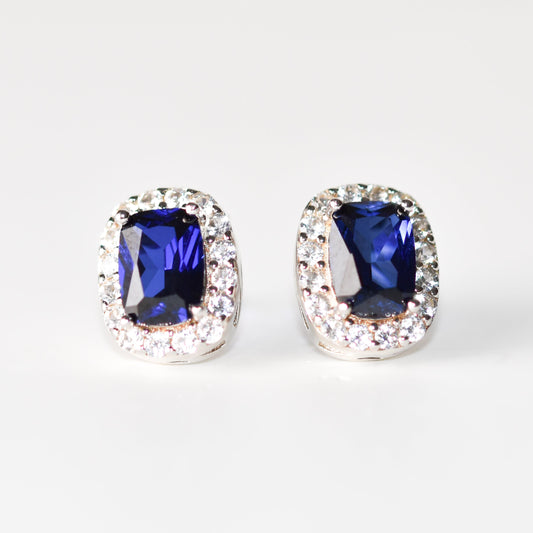 Aretes tipo stud con zafiro azul y halo de zafiros blancos creados en laboratorio
