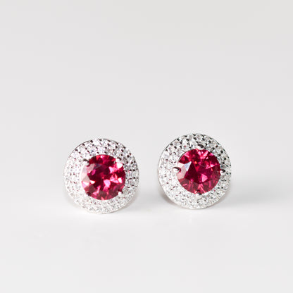 Aretes tipo stud redondos (1.5 ct) y halo de zafiros blancos