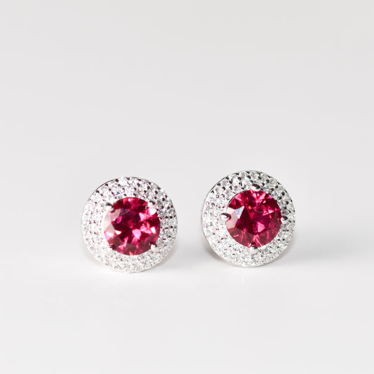 Aretes tipo stud con rubí (1.5 ct) y halo de zafiros blancos creados en laboratorio