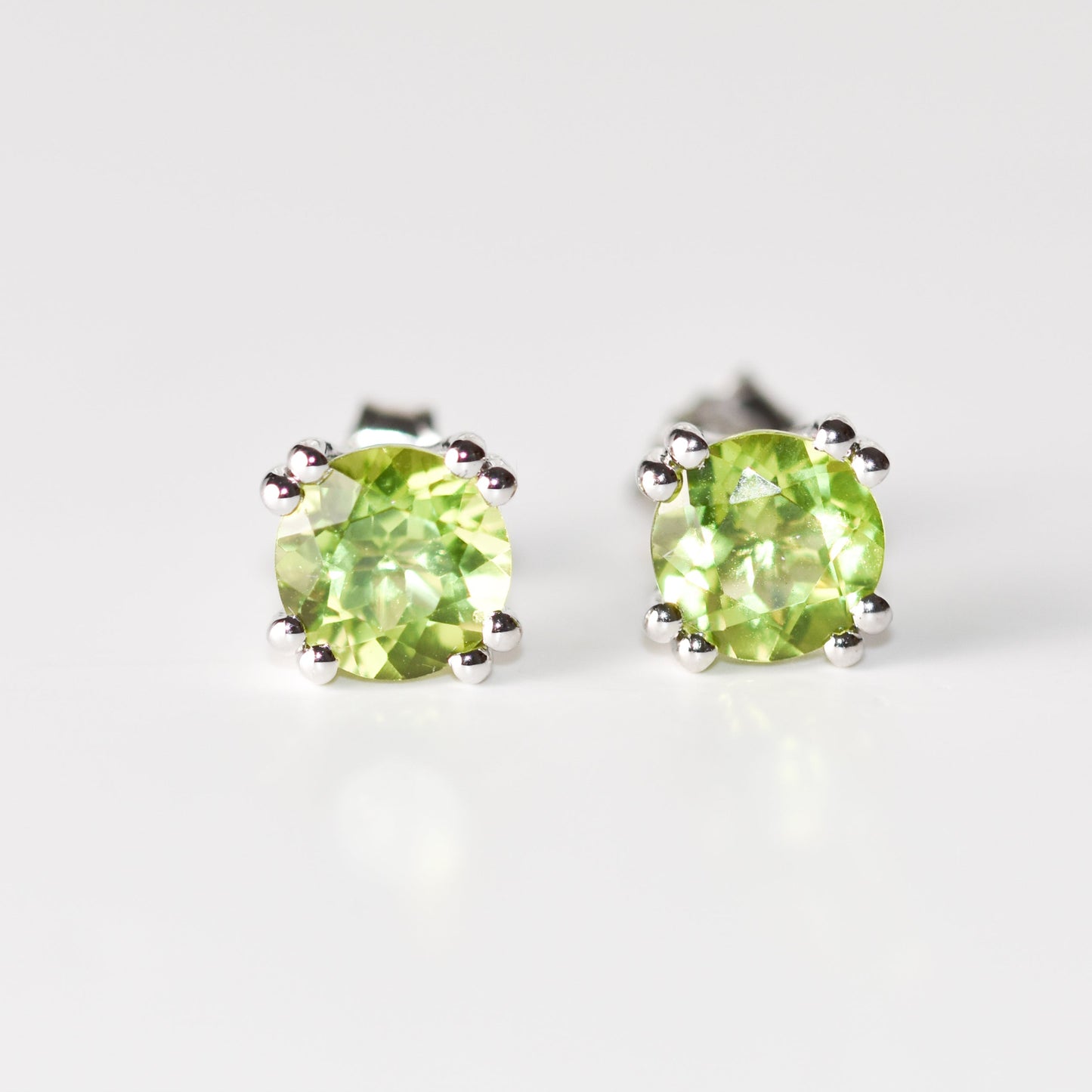 Aretes tipo stud con peridoto (2.90 ct) en plata esterlina