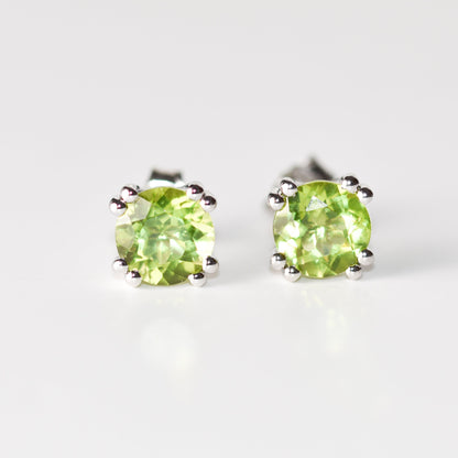 Aretes tipo stud con peridoto (2.90 ct) en plata esterlina