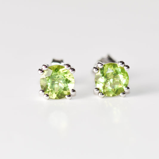 Aretes tipo stud con peridoto (2.90 ct) en plata esterlina