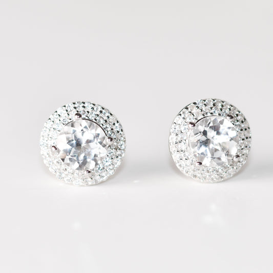 Aretes tipo stud con zafiros blancos redondos creados en laboratorio (1.5 ct)