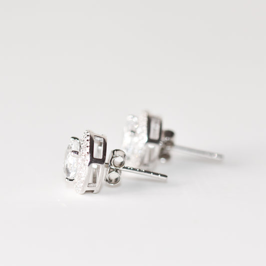 Aretes tipo stud con zafiros blancos redondos creados en laboratorio (1.5 ct)
