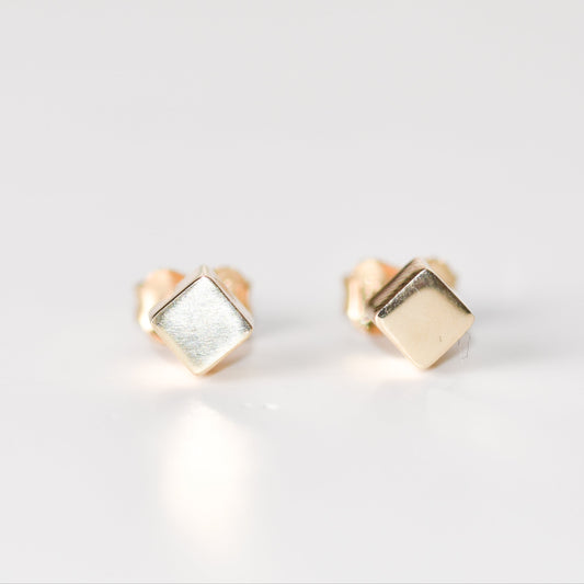 Aretes tipo stud en forma de cubo en oro amarillo 14K