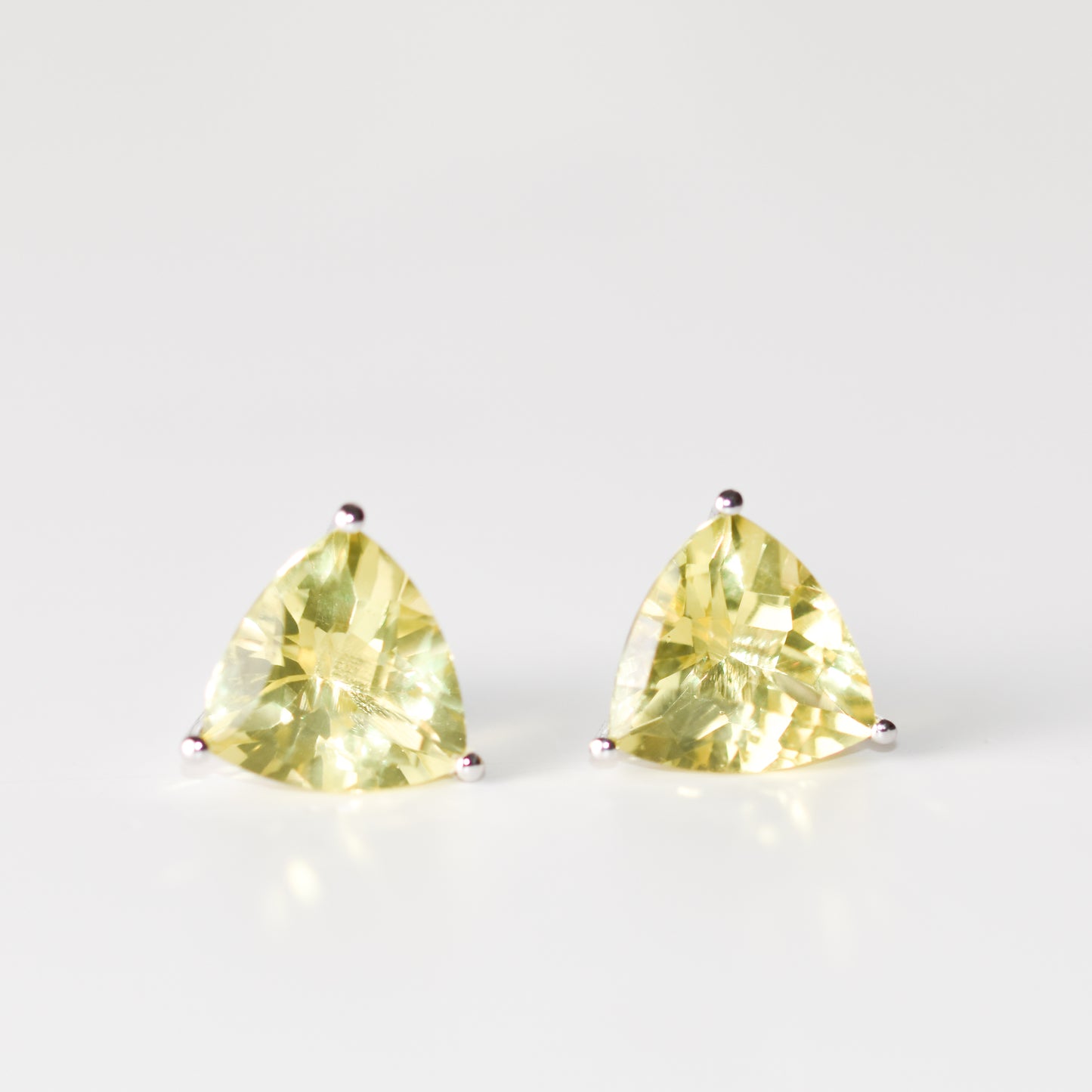 Aretes tipo stud con cuarzo limón en corte trillón (5 ct) en plata esterlina