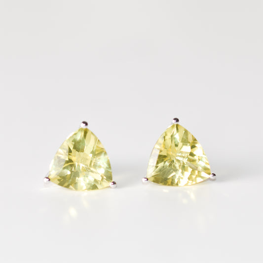 Aretes tipo stud con cuarzo limón en corte trillón (5 ct) en plata esterlina