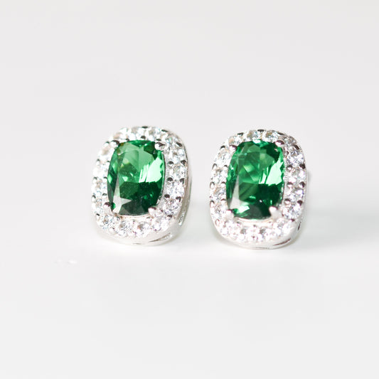 Aretes tipo stud con esmeralda y halo de zafiros blancos creados en laboratorio en plata esterlina