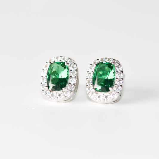 Aretes tipo stud con esmeralda y zafiro blanco creados en laboratorio en plata esterlina