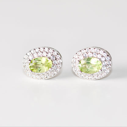 Aretes tipo stud con peridoto natural y halo de zafiros blancos de laboratorio