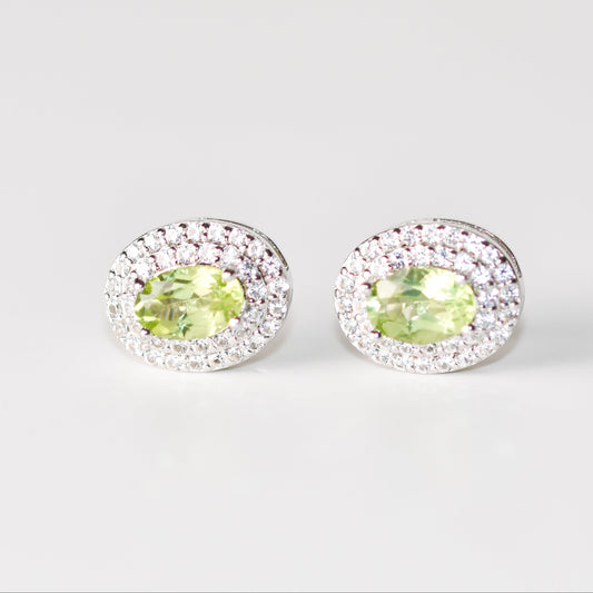 Aretes tipo stud con peridoto natural y halo de zafiros blancos de laboratorio