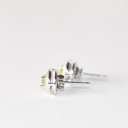 Aretes tipo stud con peridoto natural y halo de zafiros blancos de laboratorio