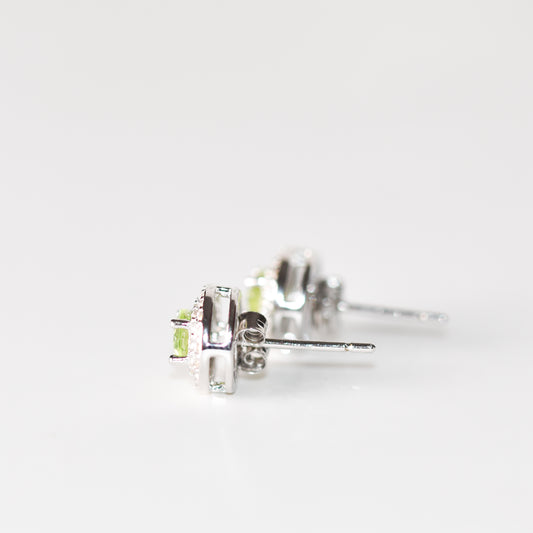 Aretes tipo stud con peridoto natural y halo de zafiros blancos de laboratorio