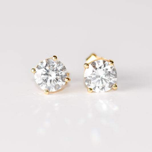 Aretes tipo stud con diamantes certificados de laboratorio en corte redondo y oro amarillo 14K