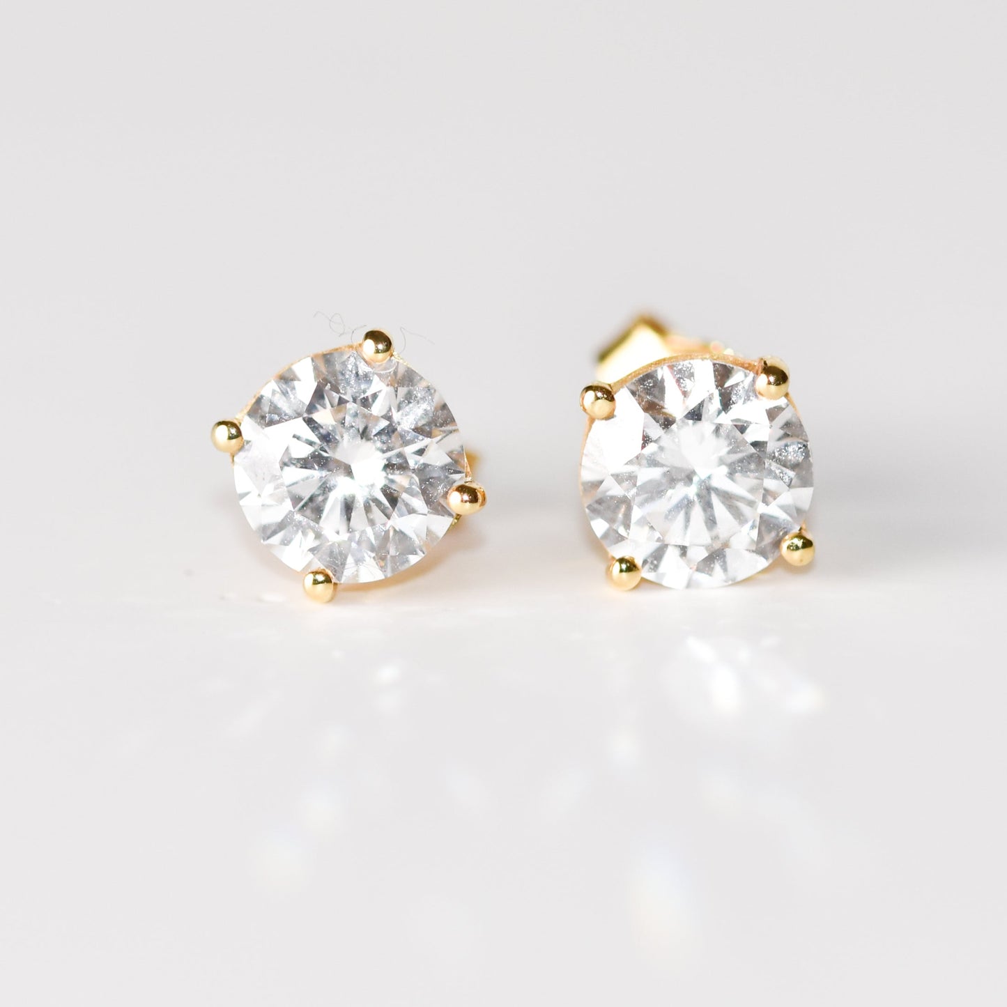 Aretes tipo stud con diamantes de laboratorio (1 CTW) en oro amarillo 14k