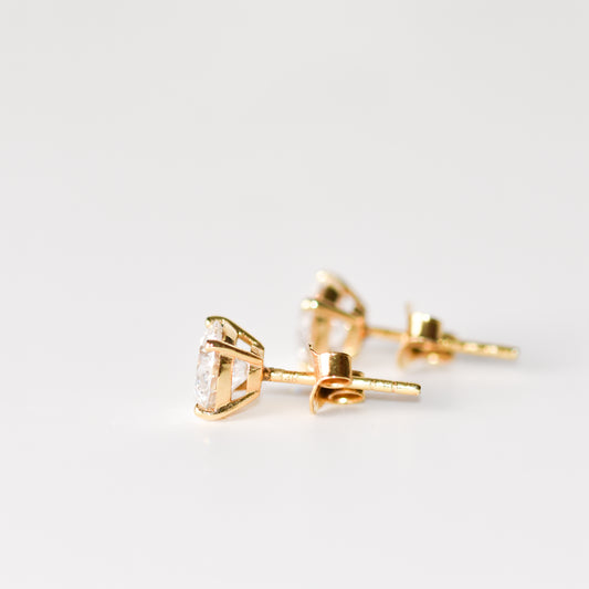 Aretes tipo stud con diamantes certificados de laboratorio en corte redondo y oro amarillo 14K