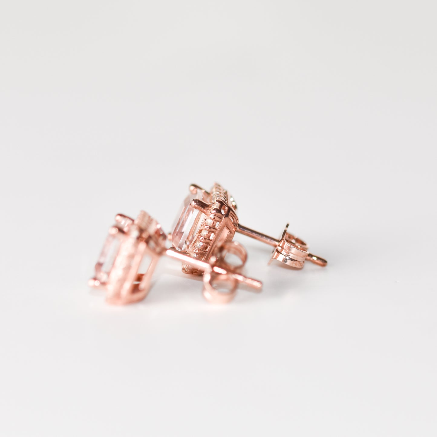Aretes stud con zafiros champagne y blancos creados en laboratorio en plata bañada en oro rosa