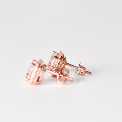 Aretes stud con zafiros champagne y blancos creados en laboratorio en plata bañada en oro rosa
