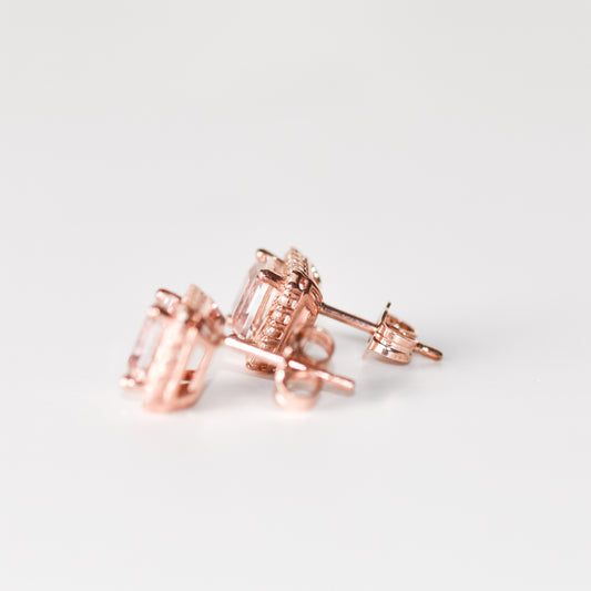 Aretes stud con zafiros champagne y blancos creados en laboratorio en plata bañada en oro rosa