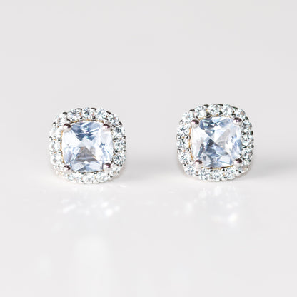 Aretes tipo stud con aguamarina y halo de zafiros blancos creados en laboratorio