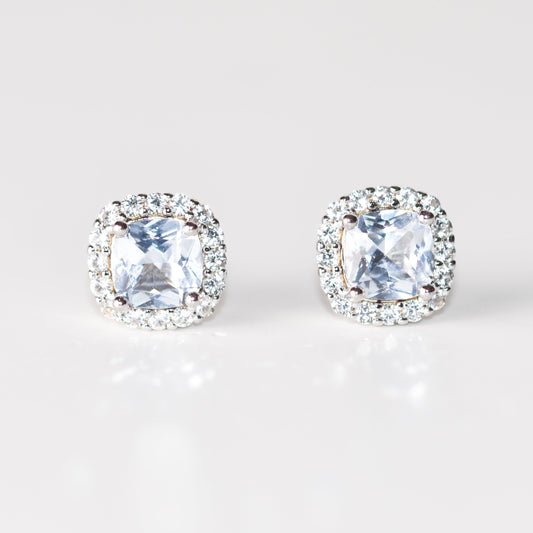 Aretes tipo stud con aguamarina y halo de zafiros blancos creados en laboratorio