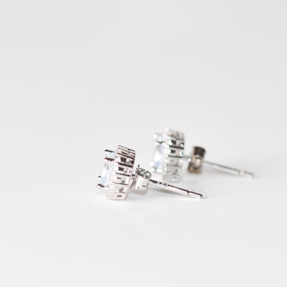 Aretes tipo stud con aguamarina y halo de zafiros blancos creados en laboratorio