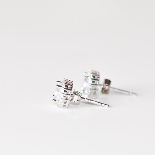 Aretes tipo stud con aguamarina y halo de zafiros blancos creados en laboratorio