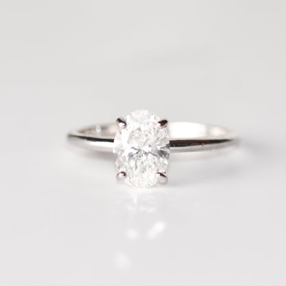 Anillo con diamante ovalado creado en laboratorio en oro blanco de 14k (1.39 ct)