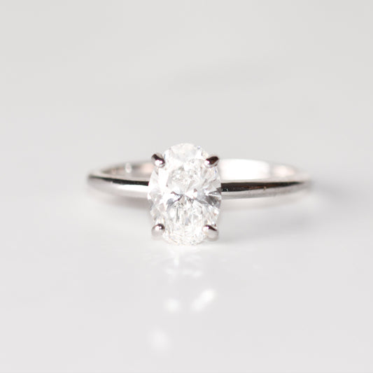 Anillo con diamante ovalado creado en laboratorio en oro blanco de 14k (1.39 ct)