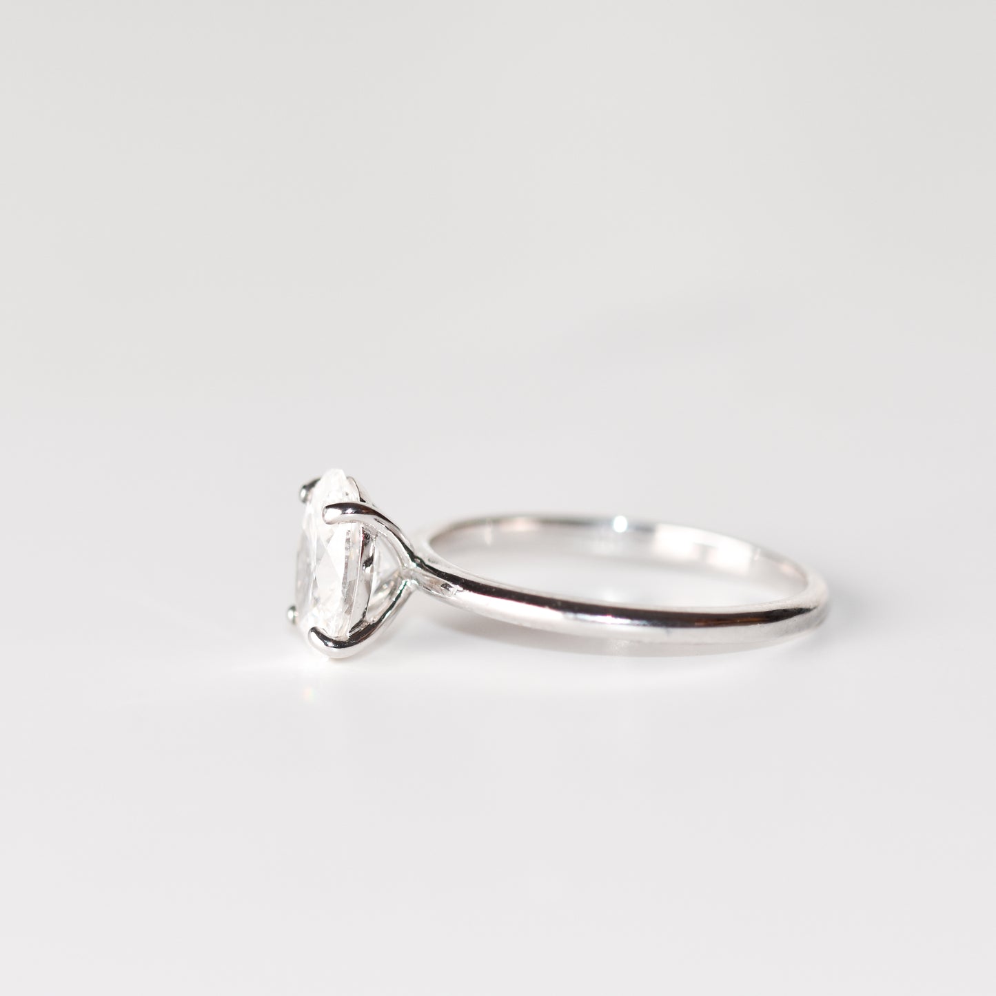 Anillo con diamante ovalado creado en laboratorio en oro blanco de 14k (1.39 ct)