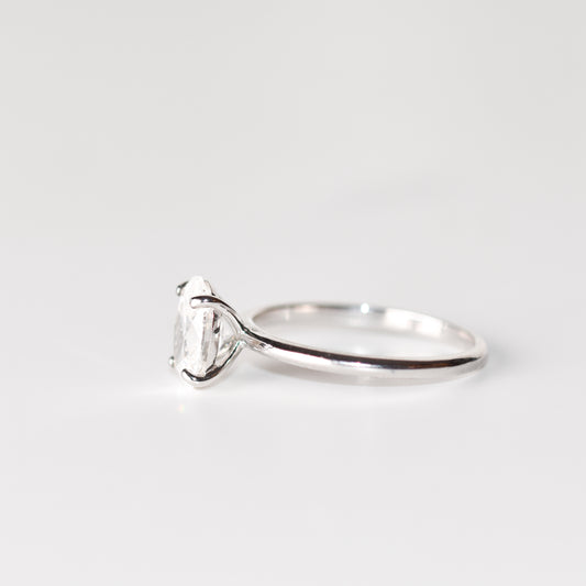 Anillo con diamante ovalado creado en laboratorio en oro blanco de 14k (1.39 ct)