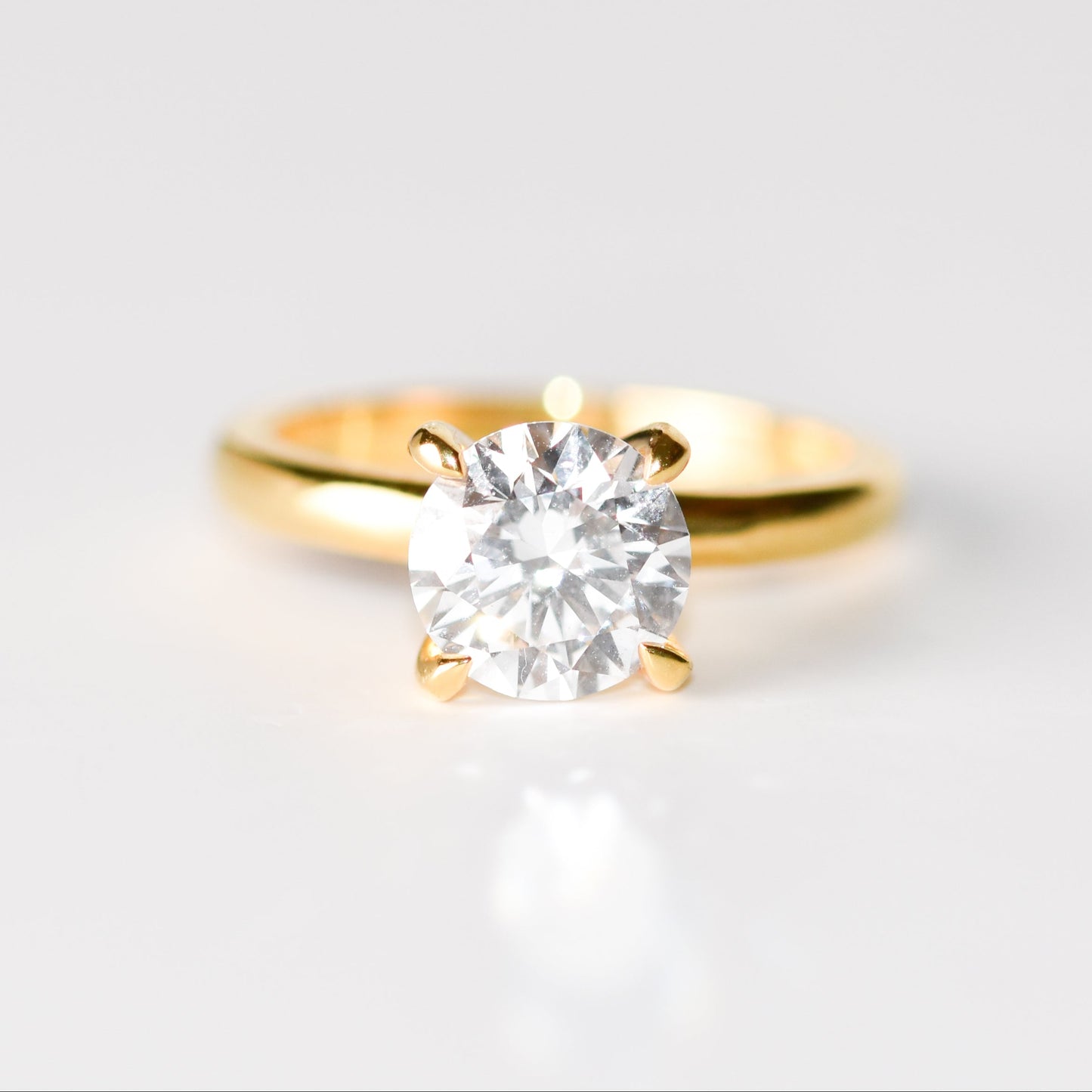 Anillo con diamante redondo creado en laboratorio en oro amarillo de 14k (1.71 ct)