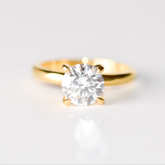 Anillo con diamante redondo creado en laboratorio en oro amarillo de 14k (1.71 ct)