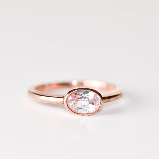 Anillo Ovalado de Morganita en Montura Lisa Baño Oro Rosa 14k