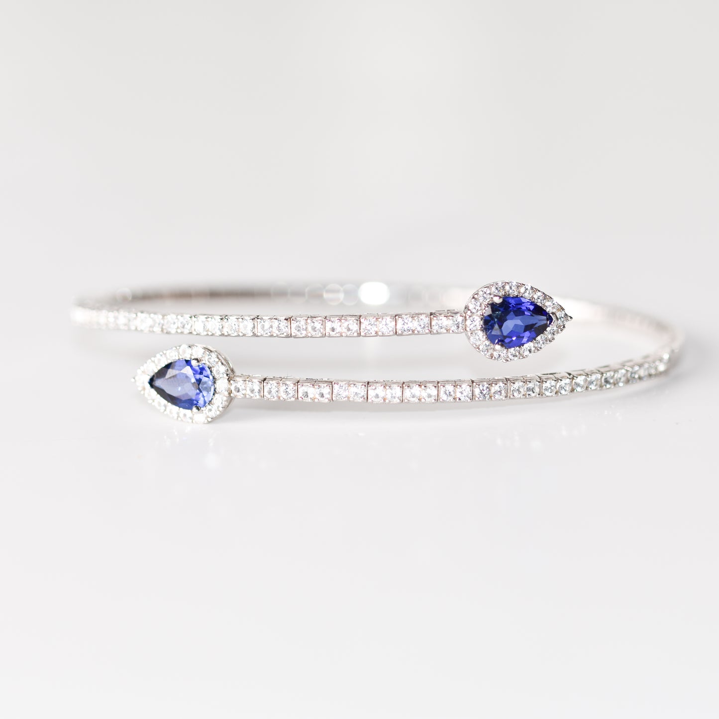 Pulsera flexible abierta con zafiros azules y blancos creados en laboratorio en plata esterlina
