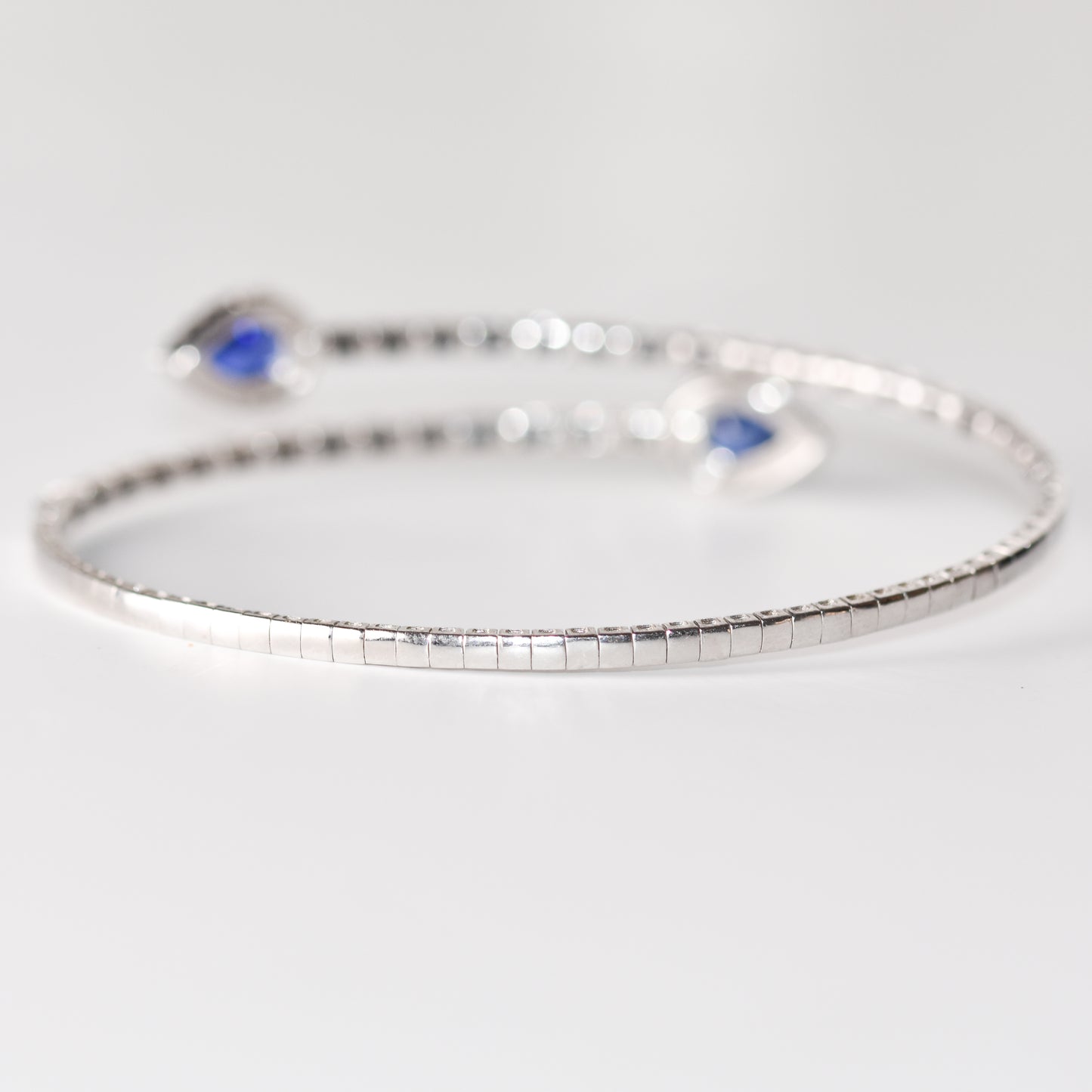 Pulsera flexible abierta con zafiros azules y blancos creados en laboratorio en plata esterlina
