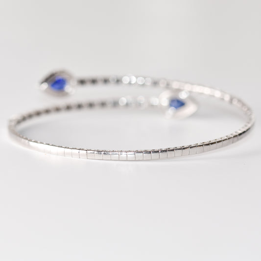 Pulsera flexible abierta con zafiros azules y blancos creados en laboratorio en plata esterlina
