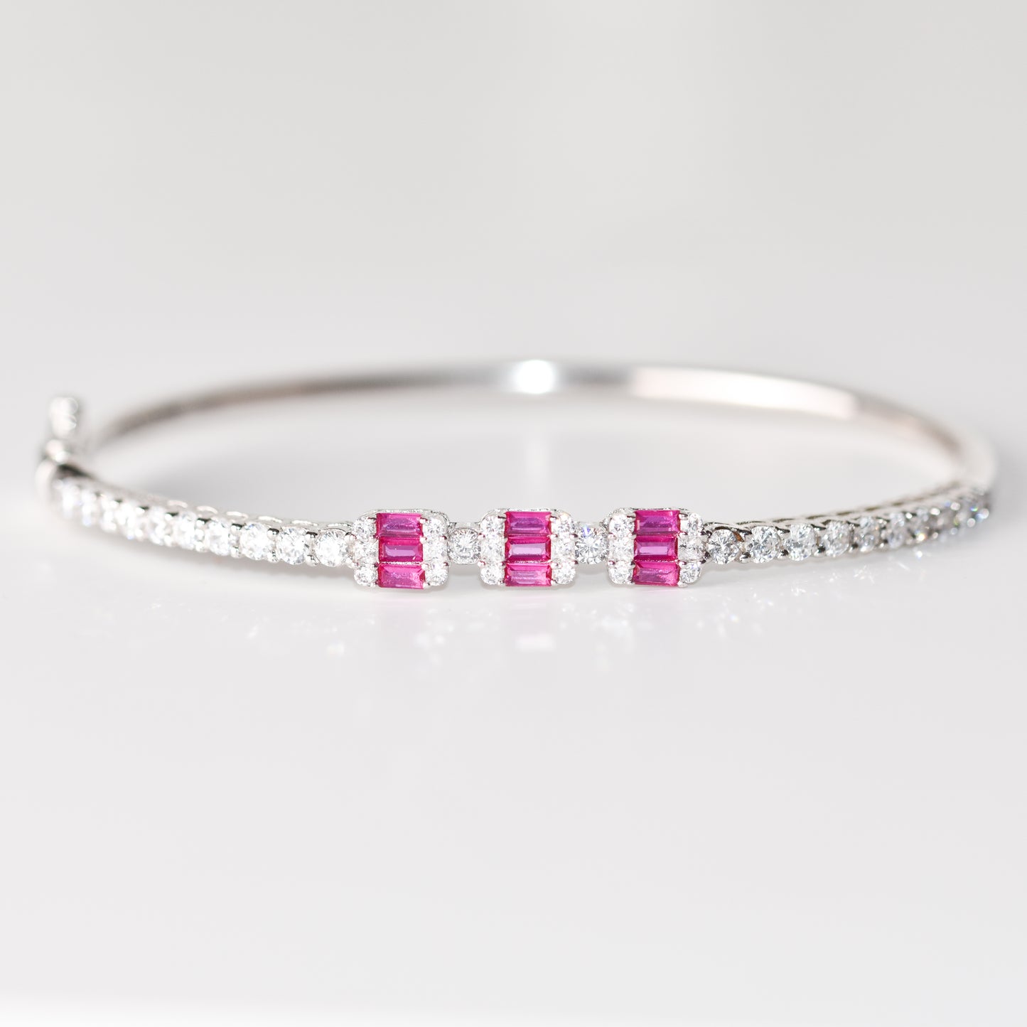 Pulsera con rubíes y zafiros blancos creados en laboratorio en plata esterlina