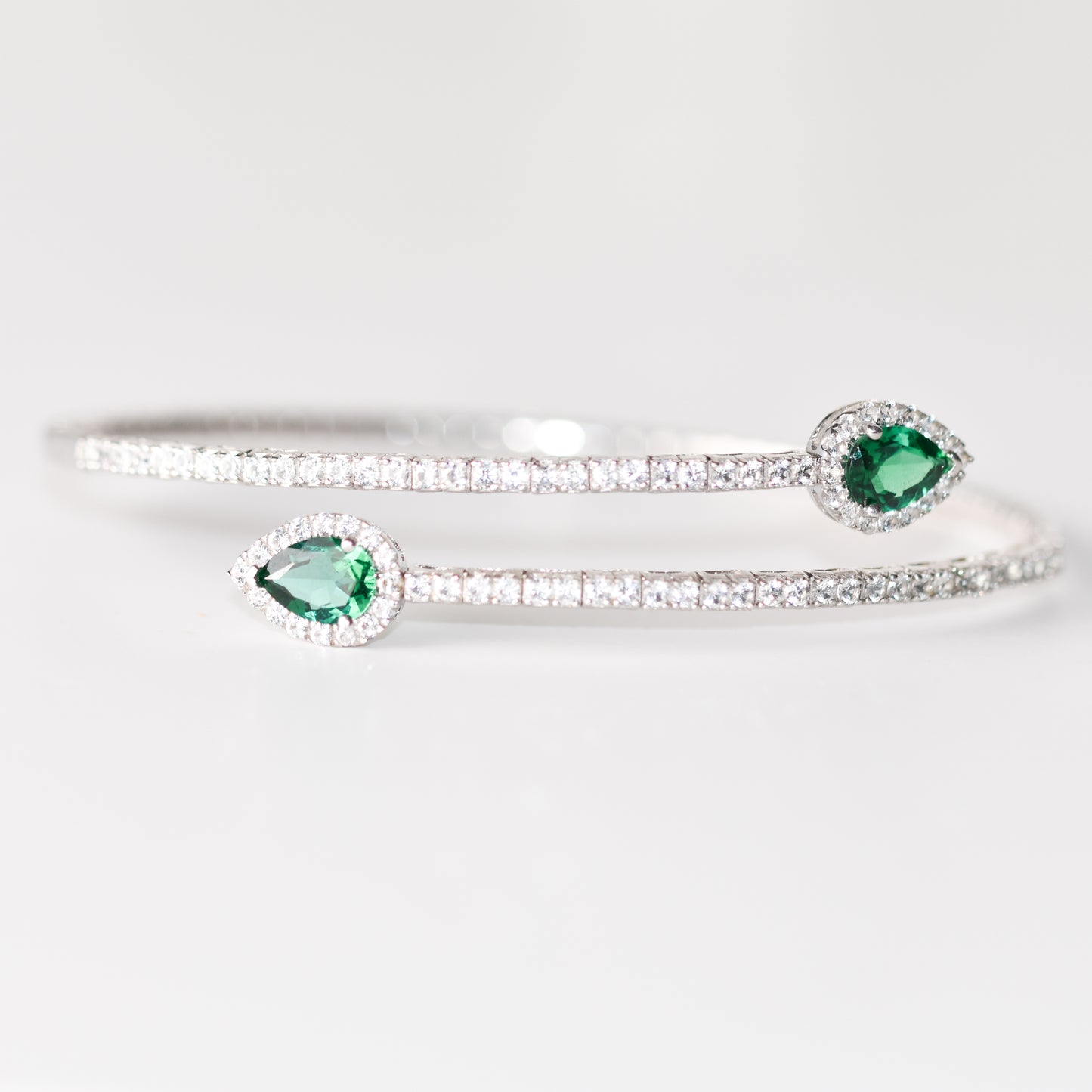 Pulsera flexible abierta con esmeraldas y zafiros blancos creados en laboratorio en plata esterlina
