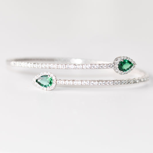 Pulsera flexible abierta con esmeraldas y zafiros blancos creados en laboratorio en plata esterlina