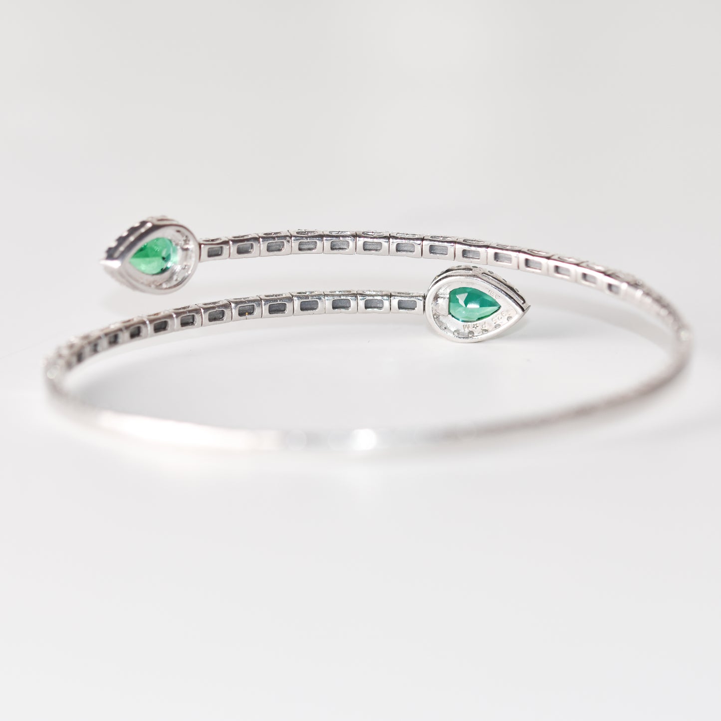Pulsera flexible abierta con esmeraldas y zafiros blancos creados en laboratorio en plata esterlina