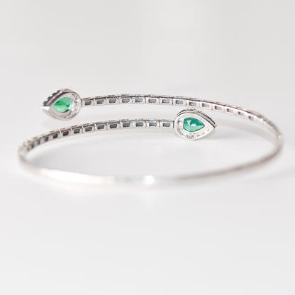 Pulsera flexible abierta con esmeraldas y zafiros blancos creados en laboratorio en plata esterlina