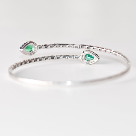 Pulsera flexible abierta con esmeraldas y zafiros blancos creados en laboratorio en plata esterlina